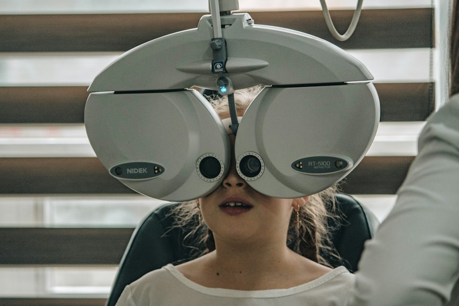 Badanie wzroku przy użyciu foroptera w gabinecie optometrycznym